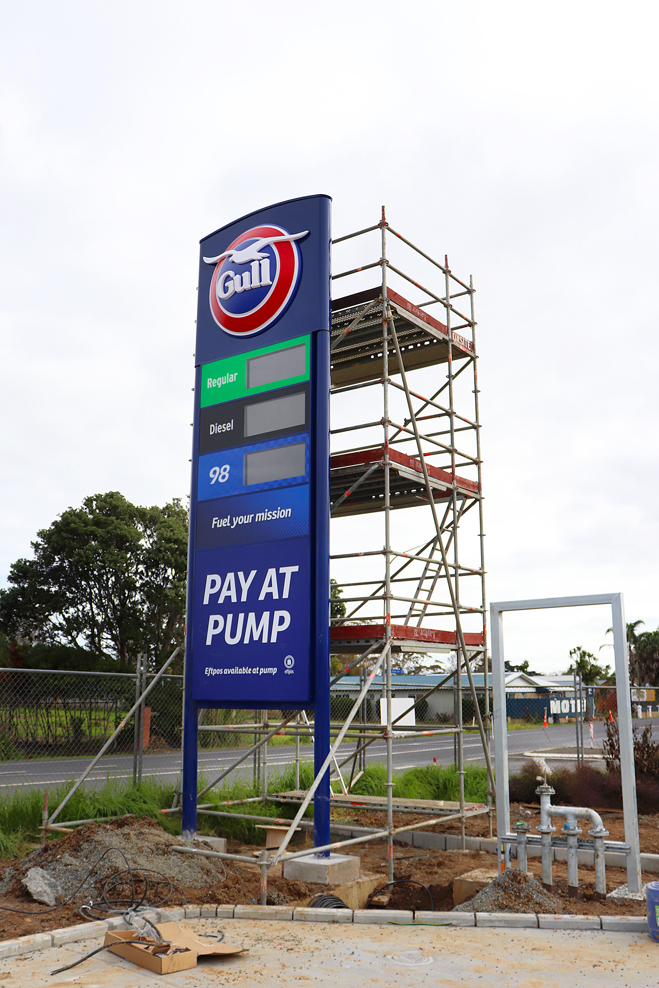 Gull fuel 8 metre pylon sign installation at Kaitia