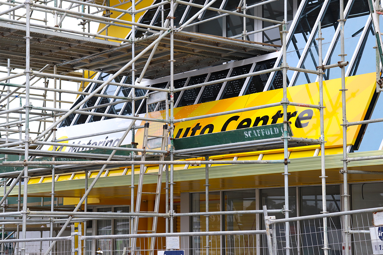 AA Manukau - installation of folded ACm sign of aluminium frame